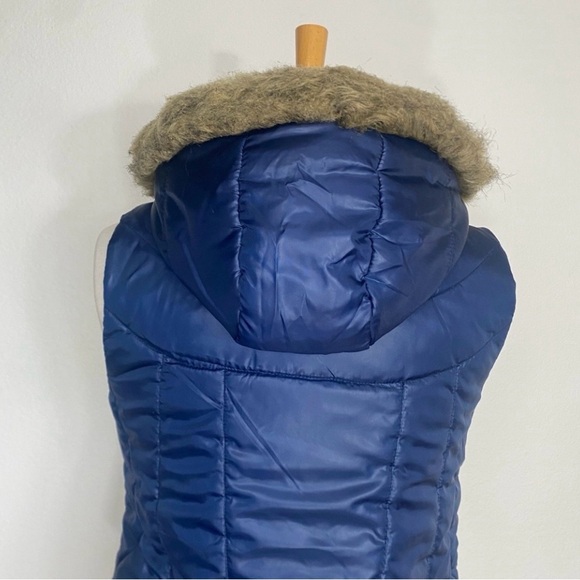 3/$25 Lola Women's Navy Quilted Zip Sleeveless Faux Fur Hooded Vest Size Medium - Picture 7 of 16
